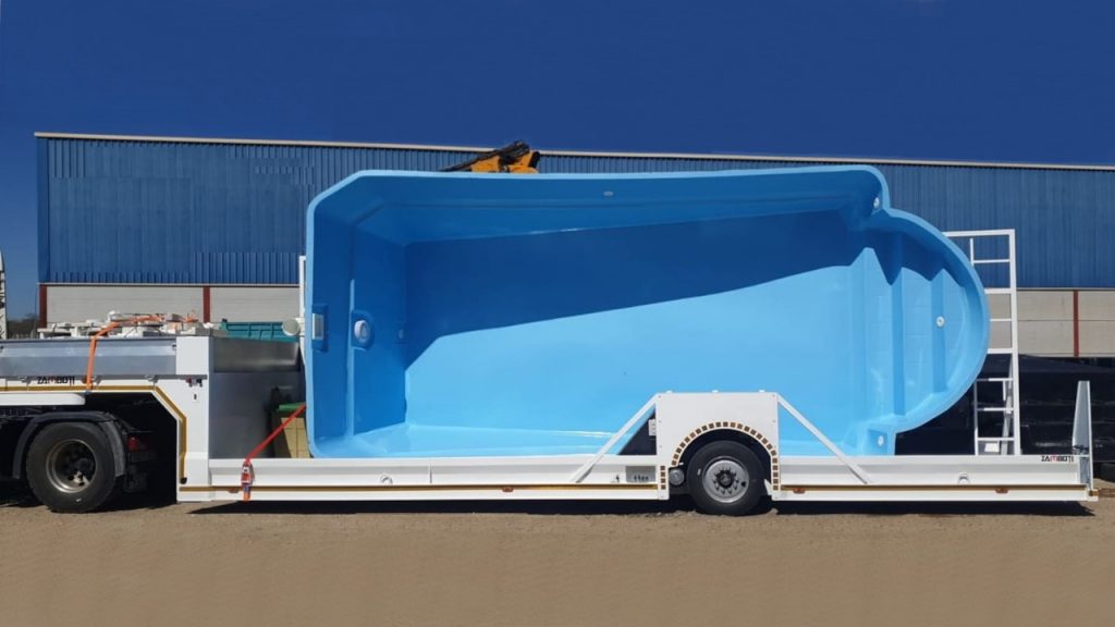Semirremolque de un eje diseñado para el transporte de piscinas prefabricadas.